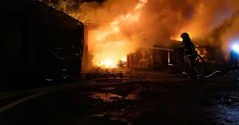 রুশ ক্ষেপণাস্ত্র হামলায় ক্ষতিগ্রস্ত গ্যারেজে কাজ করছেন দমকলকর্মীরা